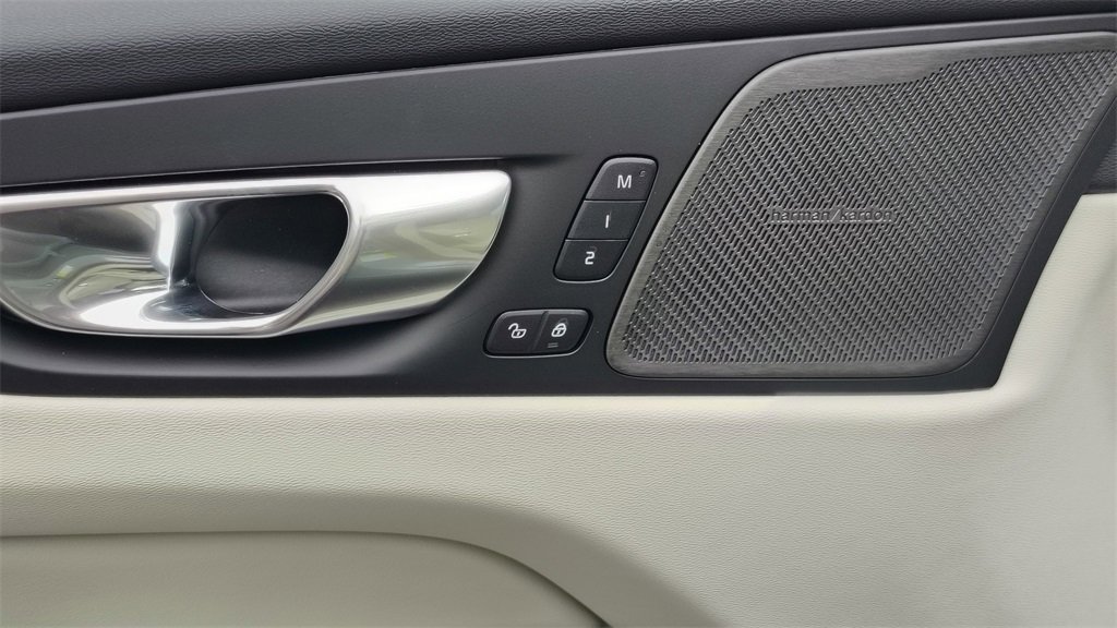 New 2026 Volvo XC60 B5 Ultra w/ Climate Package image 9