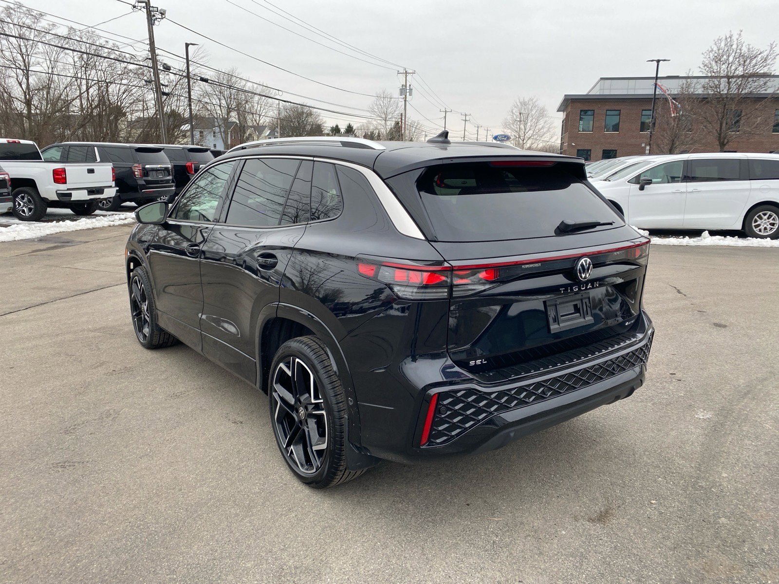 Used 2025 Volkswagen Tiguan SEL R-Line image 5