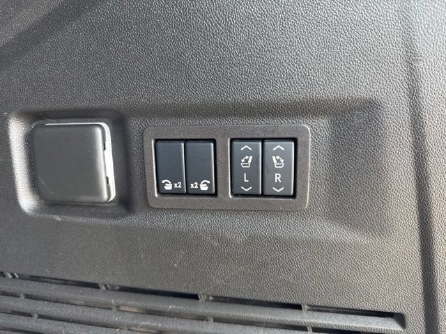 Used 2024 GMC Yukon AT4 w/ Technology Package AWD/4WD image 13