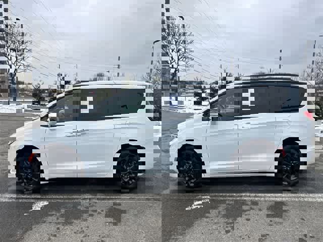 Used 2021 Chrysler Pacifica Limited w/ S Appearance Package image 2