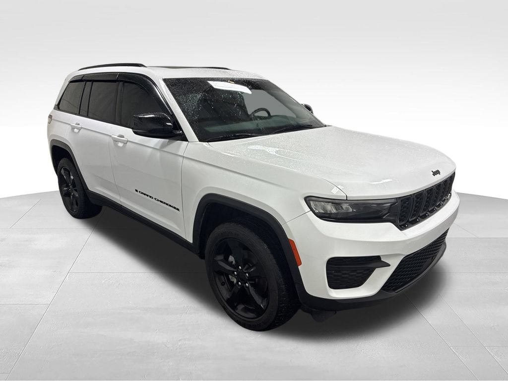 Used 2023 Jeep Grand Cherokee Altitude AWD/4WD image 4