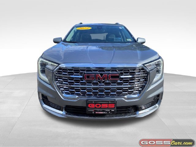 Used 2024 GMC Terrain Denali w/ Denali Premium Package AWD/4WD image 2