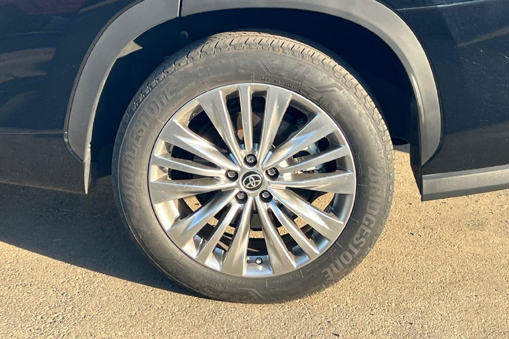 Used 2024 Toyota Highlander Platinum FWD image 5