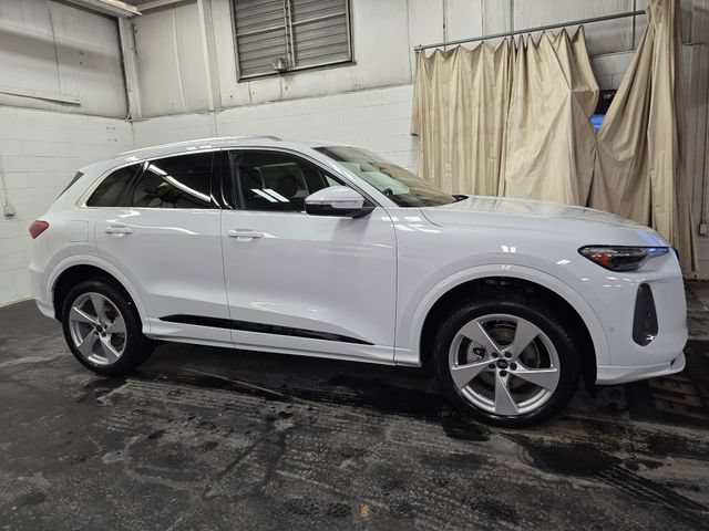 Certified 2025 Audi Q5 Premium Plus w/ Premium Plus AWD/4WD image 5