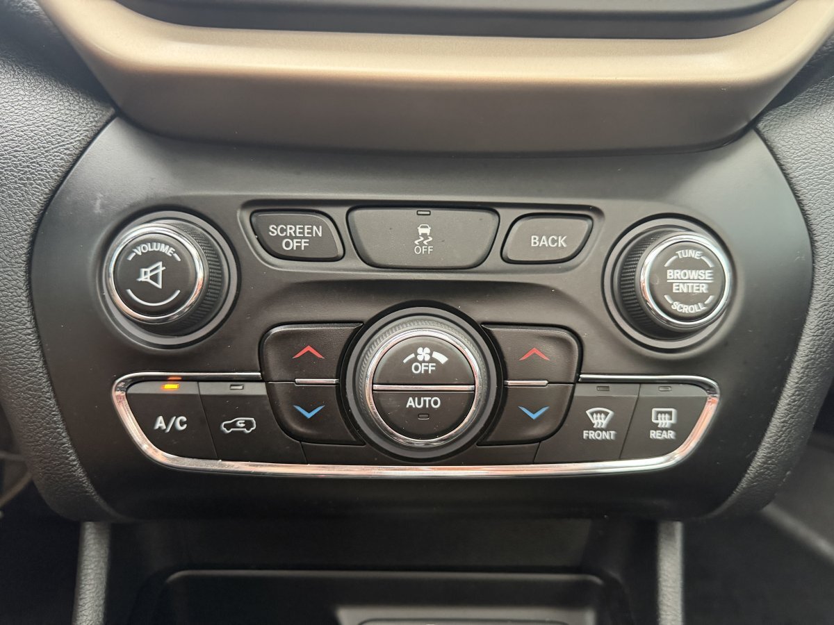 Used 2016 Jeep Cherokee 75th Anniversary FWD image 32