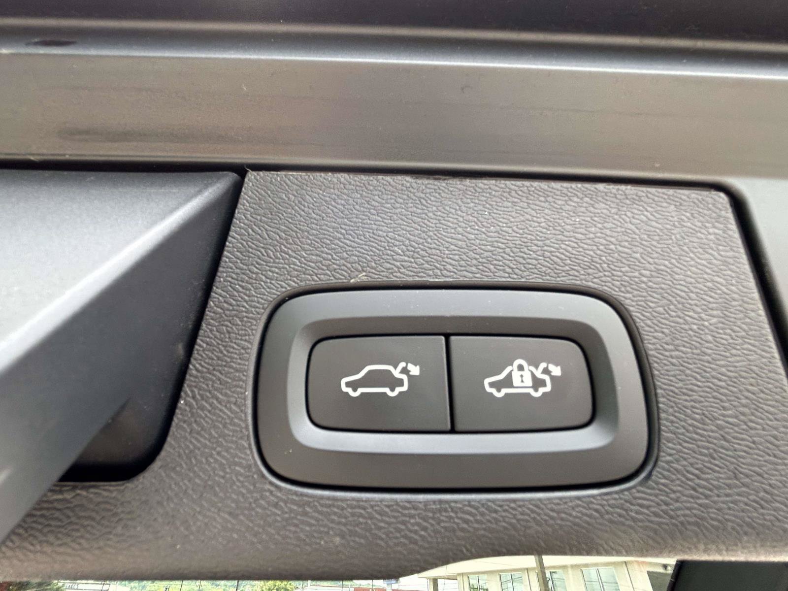 Certified 2025 Volvo XC60 B5 Ultra AWD/4WD image 18