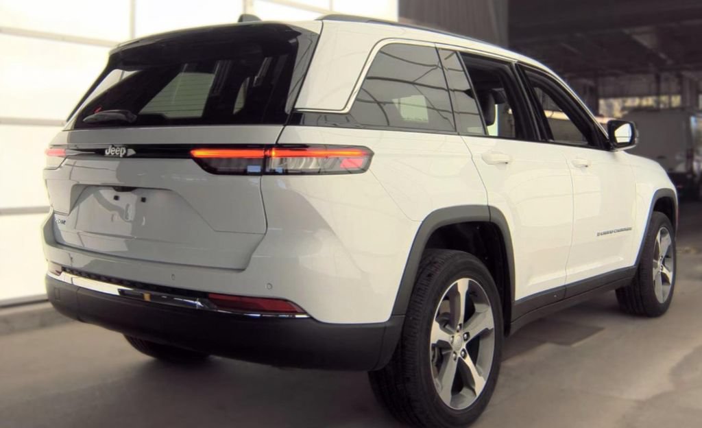 Used 2025 Jeep Grand Cherokee Limited 4xe AWD/4WD image 4
