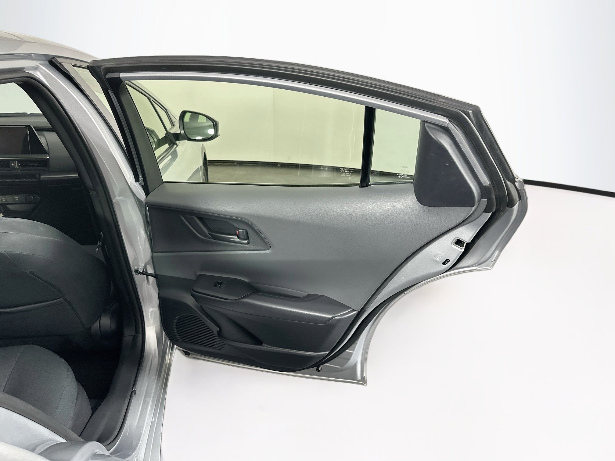 Used 2025 Toyota Prius LE FWD image 28