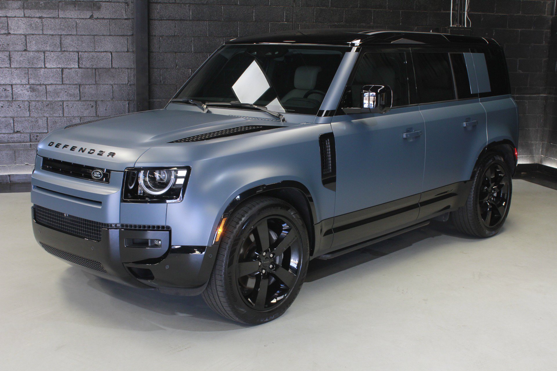 Used 2026 Land Rover Defender 110 X-Dynamic SE AWD/4WD image 4