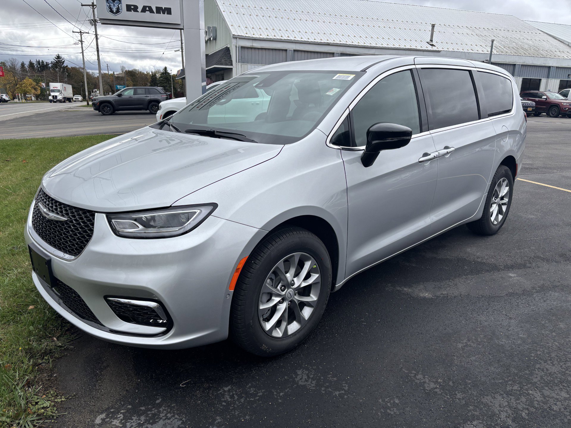 New 2026 Chrysler Pacifica Select image 1