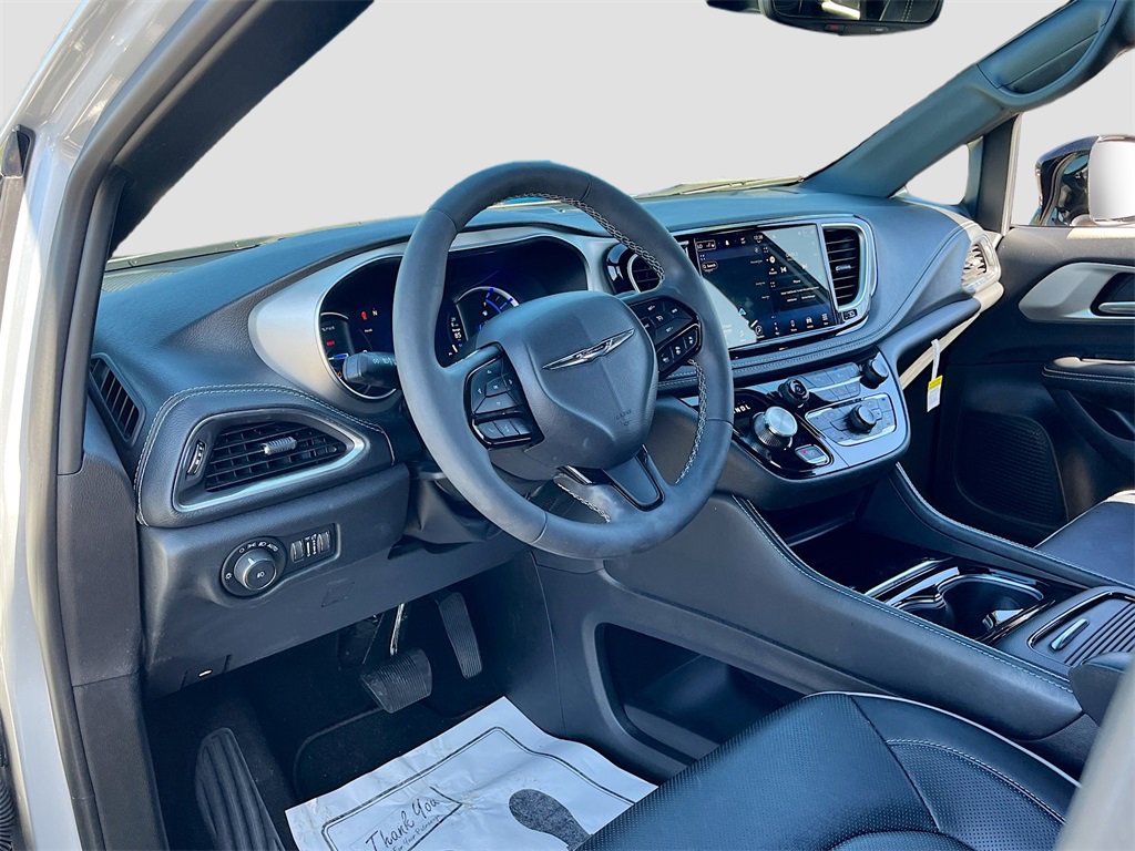 Certified 2024 Chrysler Pacifica Premium image 9