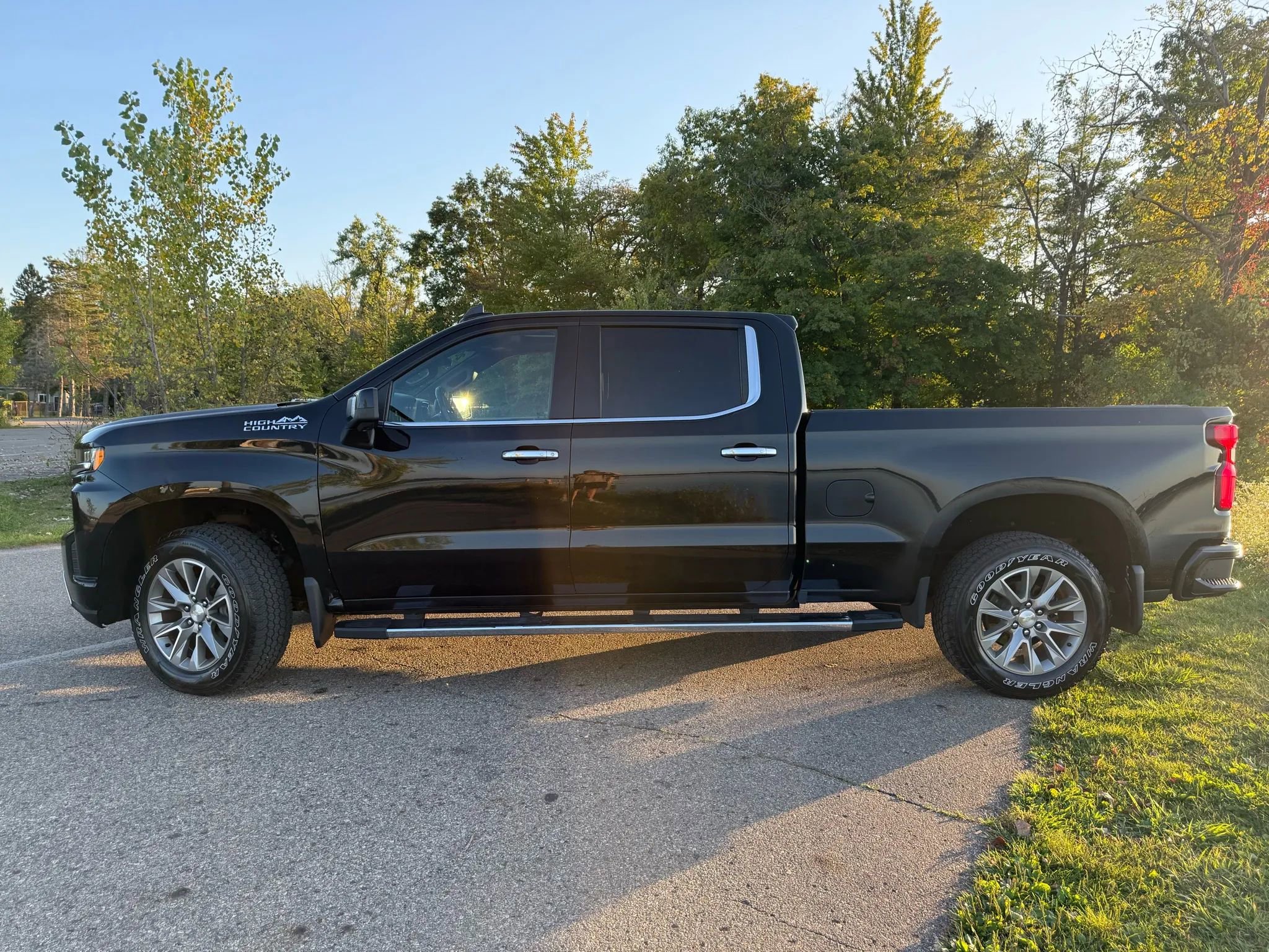Used 2019 Chevrolet Silverado 1500 High Country w/ Technology Package image 8