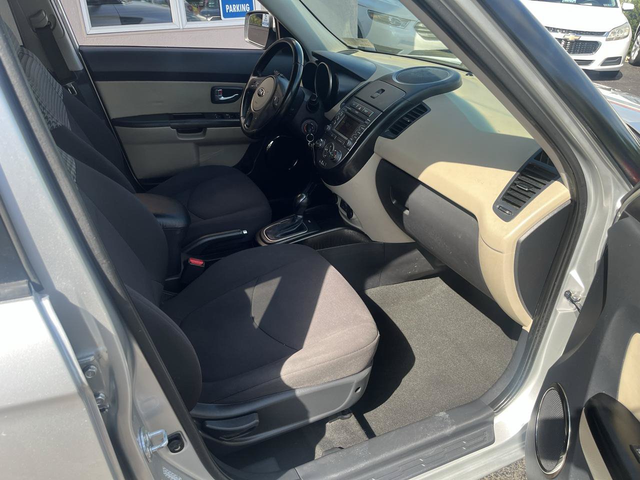Used 2013 Kia Soul ! FWD image 27