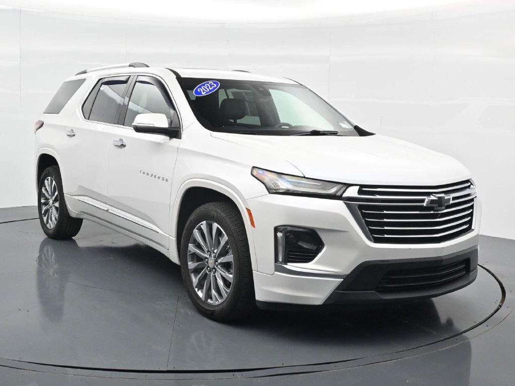 Used 2023 Chevrolet Traverse Premier FWD image 3