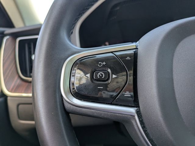 Used 2023 Volvo XC60 B5 Plus image 32