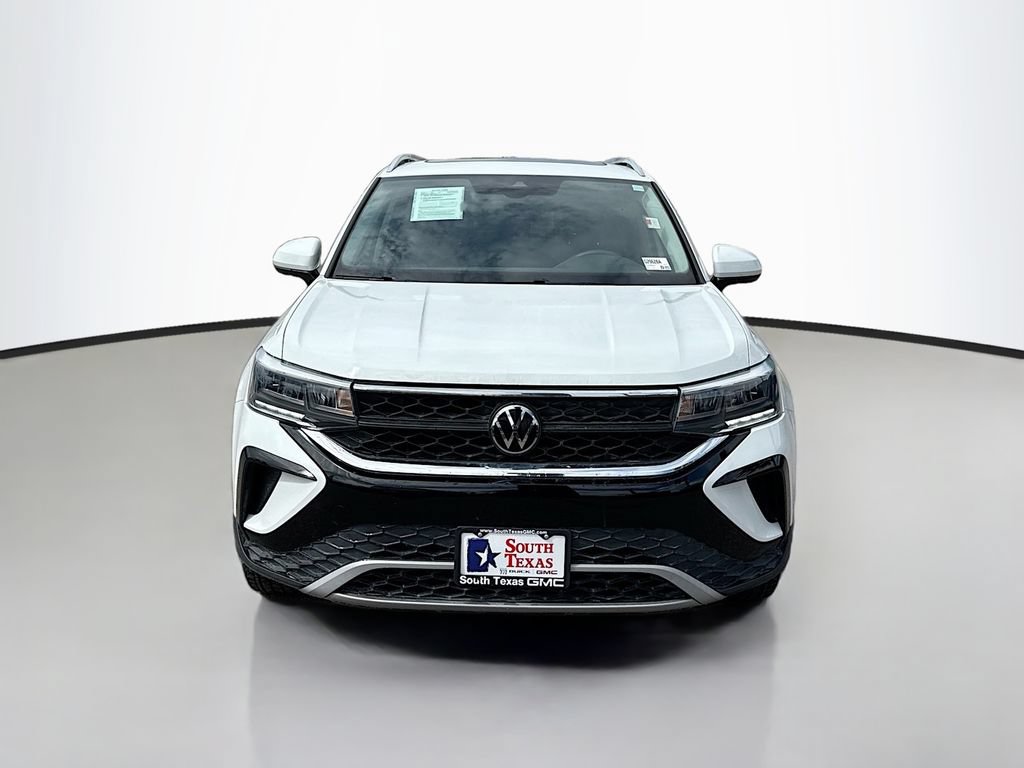 Used 2023 Volkswagen Taos SE w/ Panoramic Sunroof Package FWD image 2