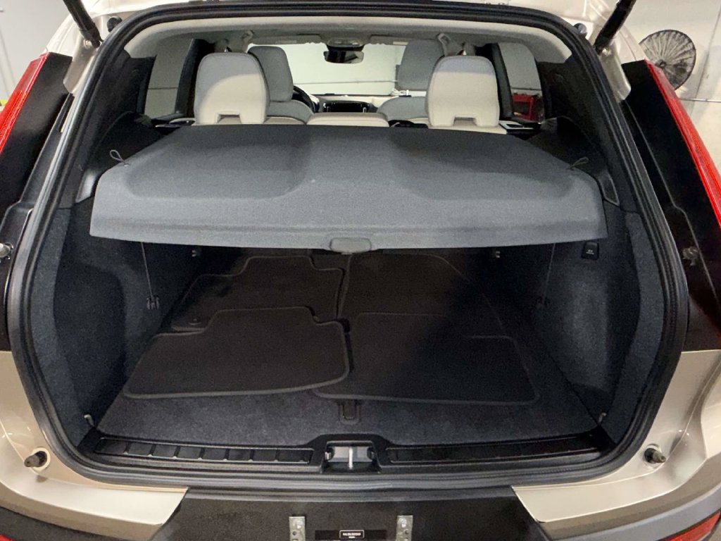 Used 2024 Volvo XC40 B5 Plus AWD/4WD image 17
