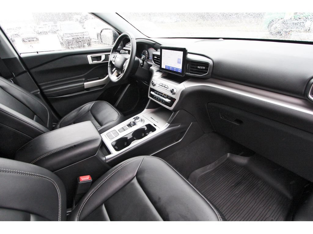Used 2024 Ford Explorer XLT w/ Equipment Group 202A RWD image 31