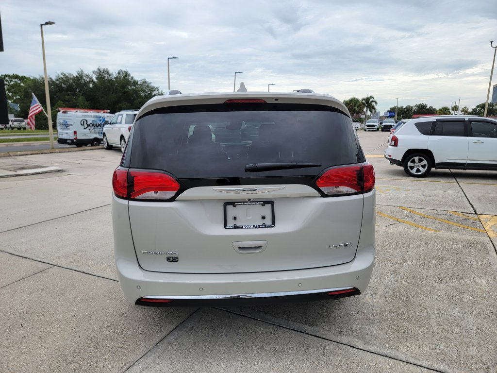 Used 2020 Chrysler Pacifica Limited FWD image 4