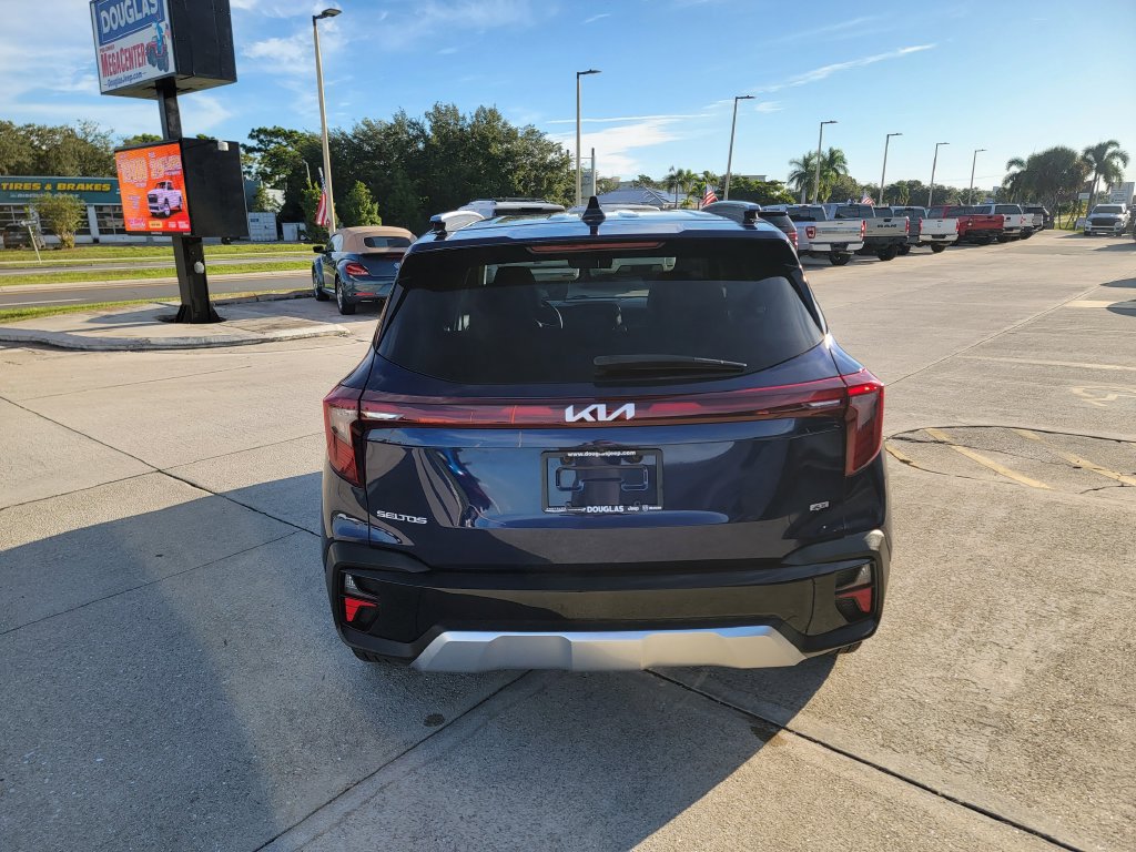 Used 2024 Kia Seltos EX AWD/4WD image 4