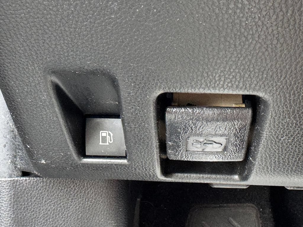 Used 2021 Toyota RAV4 LE AWD/4WD image 30
