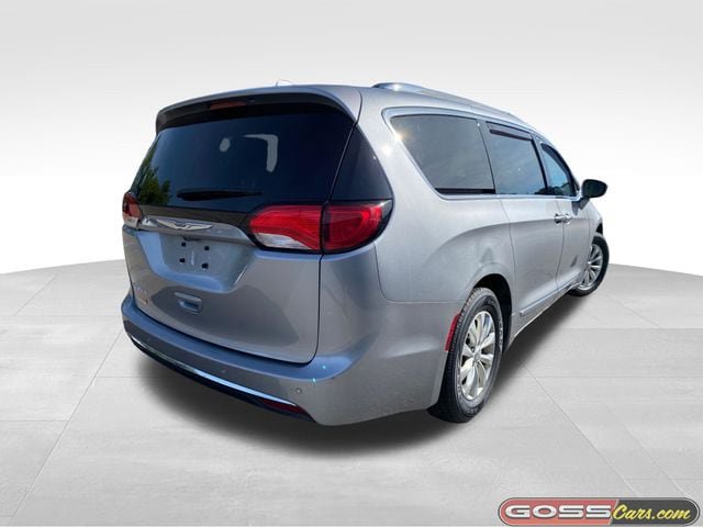 Used 2019 Chrysler Pacifica Touring-L FWD image 3