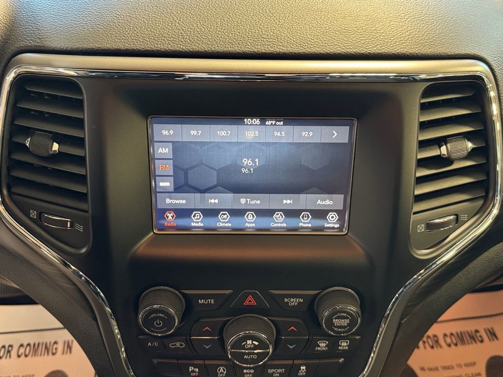Used 2019 Jeep Grand Cherokee Laredo AWD/4WD image 17