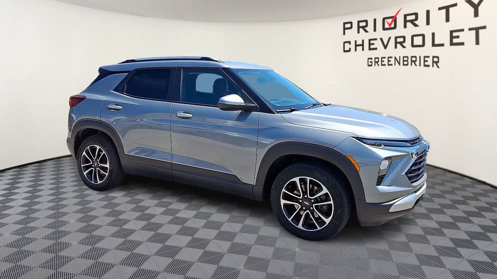 Used 2024 Chevrolet TrailBlazer LT w/ Convenience Package FWD image 2