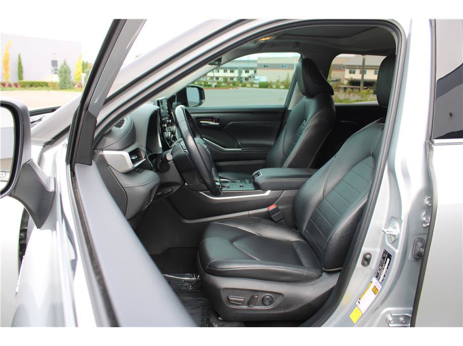 Used 2021 Toyota Highlander XLE AWD/4WD image 8