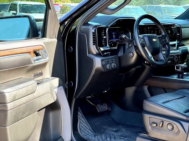 Used 2024 Chevrolet Silverado 1500 High Country w/ Technology Package AWD/4WD image 8