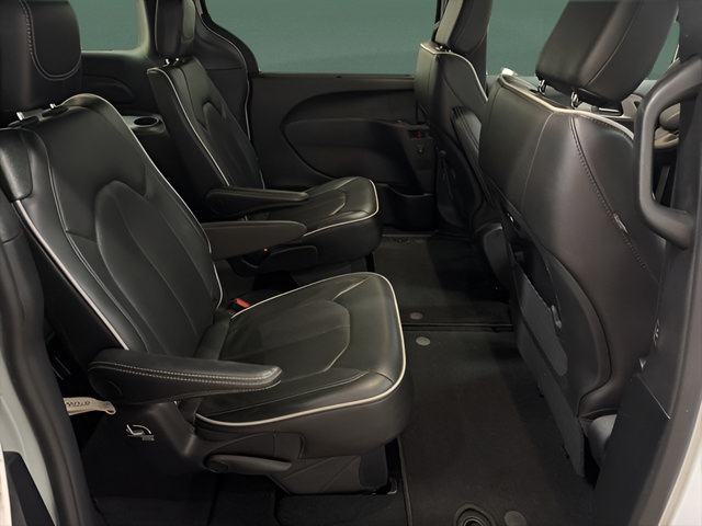 Used 2025 Chrysler Pacifica Limited FWD image 16