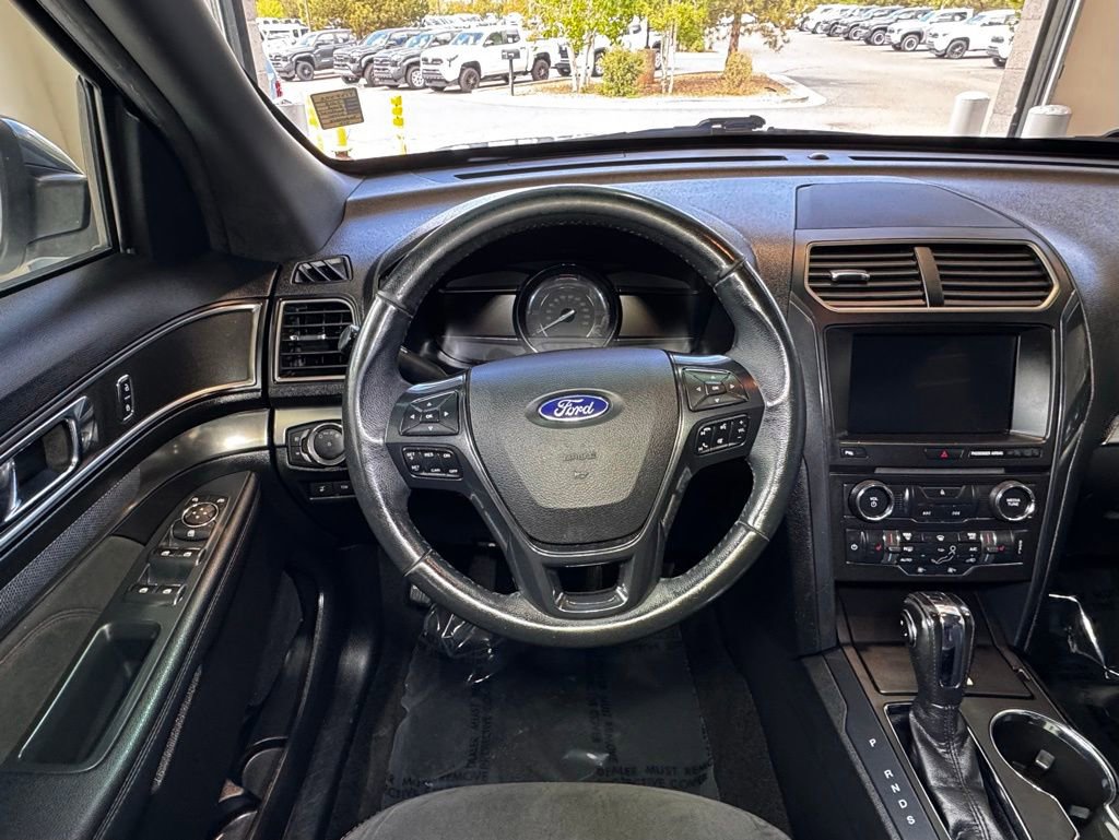 Used 2018 Ford Explorer XLT w/ Equipment Group 202A AWD/4WD image 17