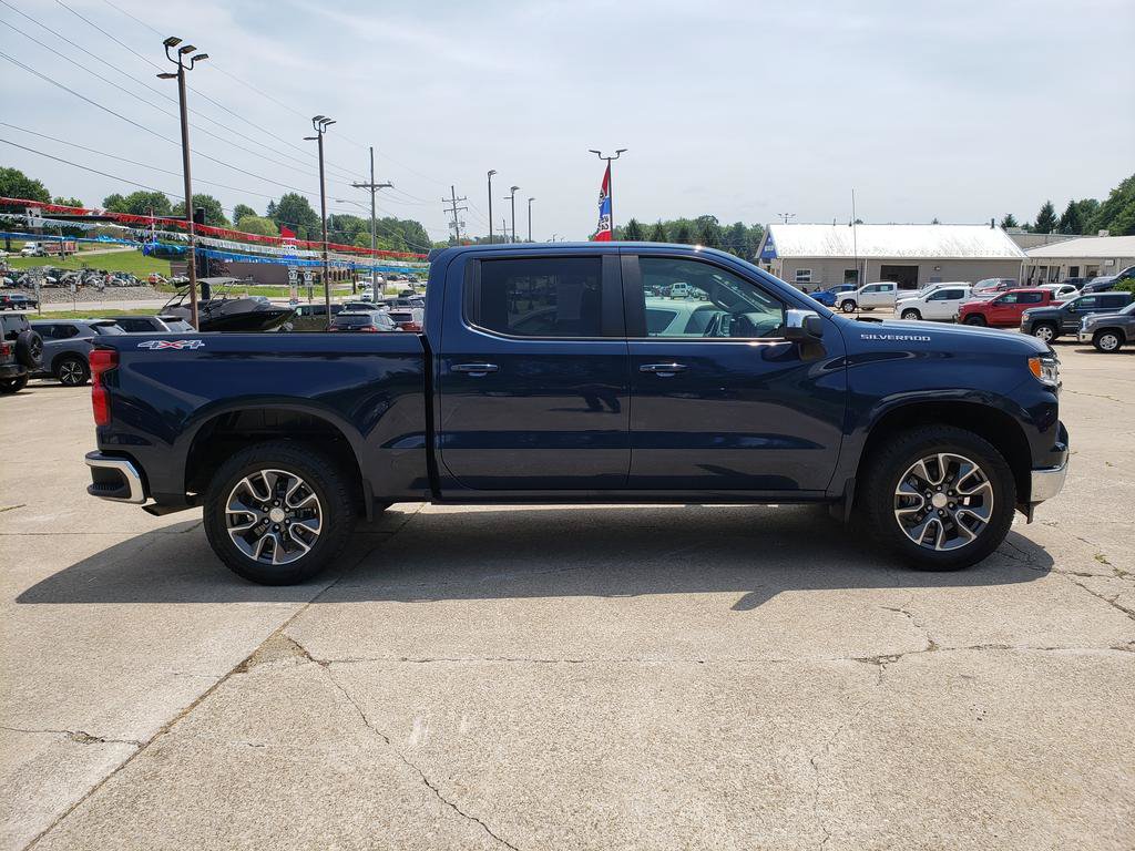 Used 2022 Chevrolet Silverado 1500 LT AWD/4WD image 2