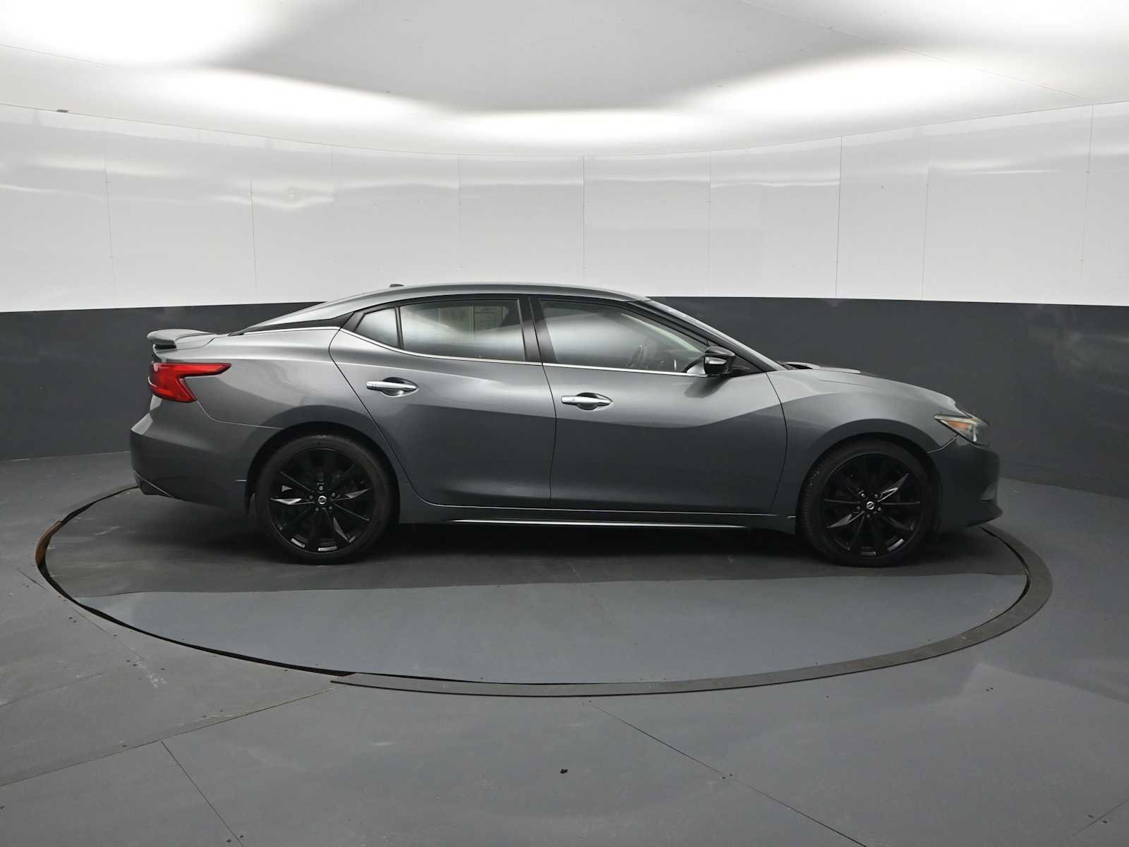 Used 2018 Nissan Maxima SR w/ Midnight Edition FWD image 9