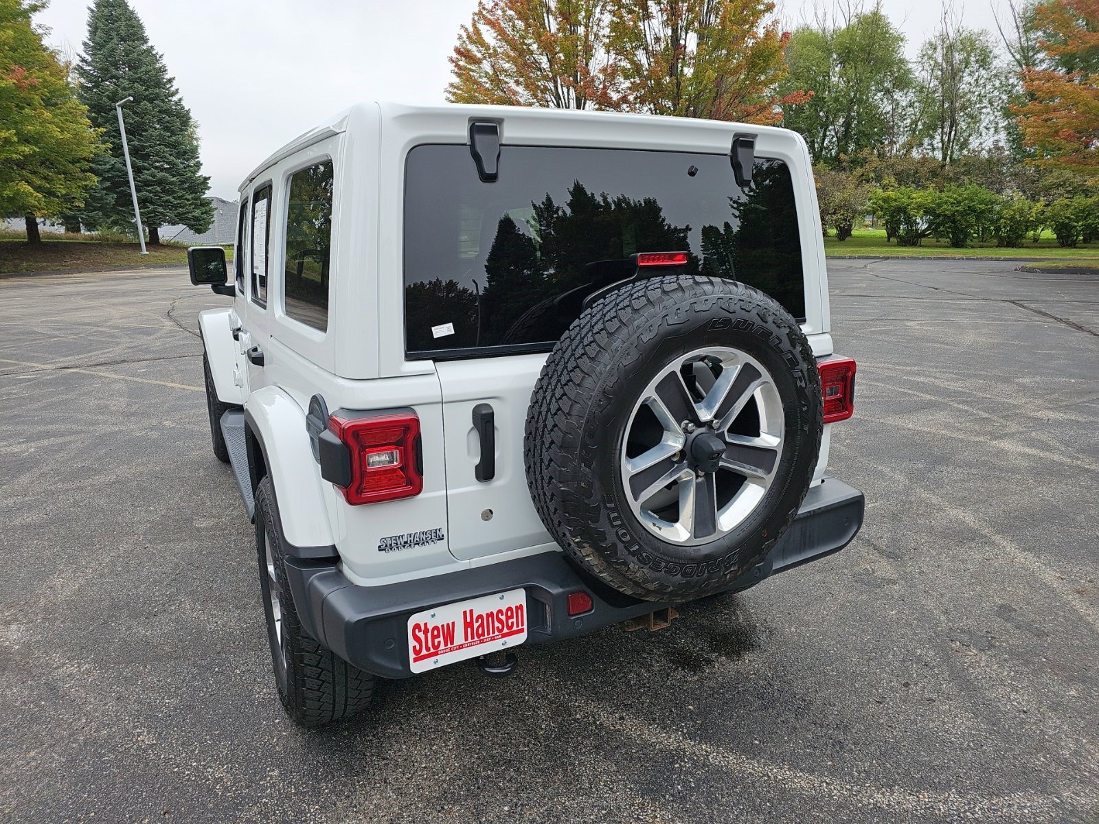 Used 2019 Jeep Wrangler Unlimited Sahara AWD/4WD image 3