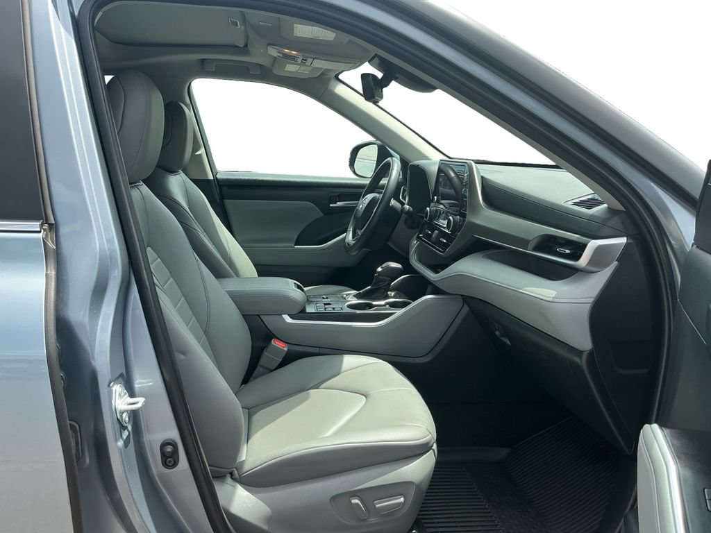 Used 2024 Toyota Highlander XLE FWD image 22