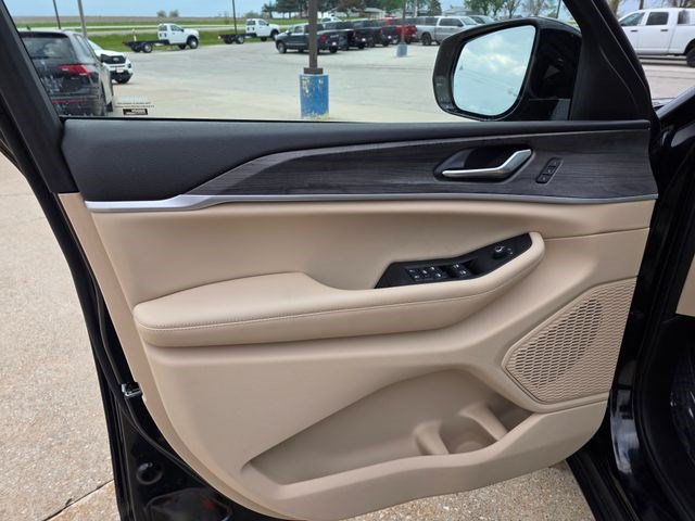 Certified 2023 Jeep Grand Cherokee Limited w/ Luxury Tech Group II AWD/4WD image 21