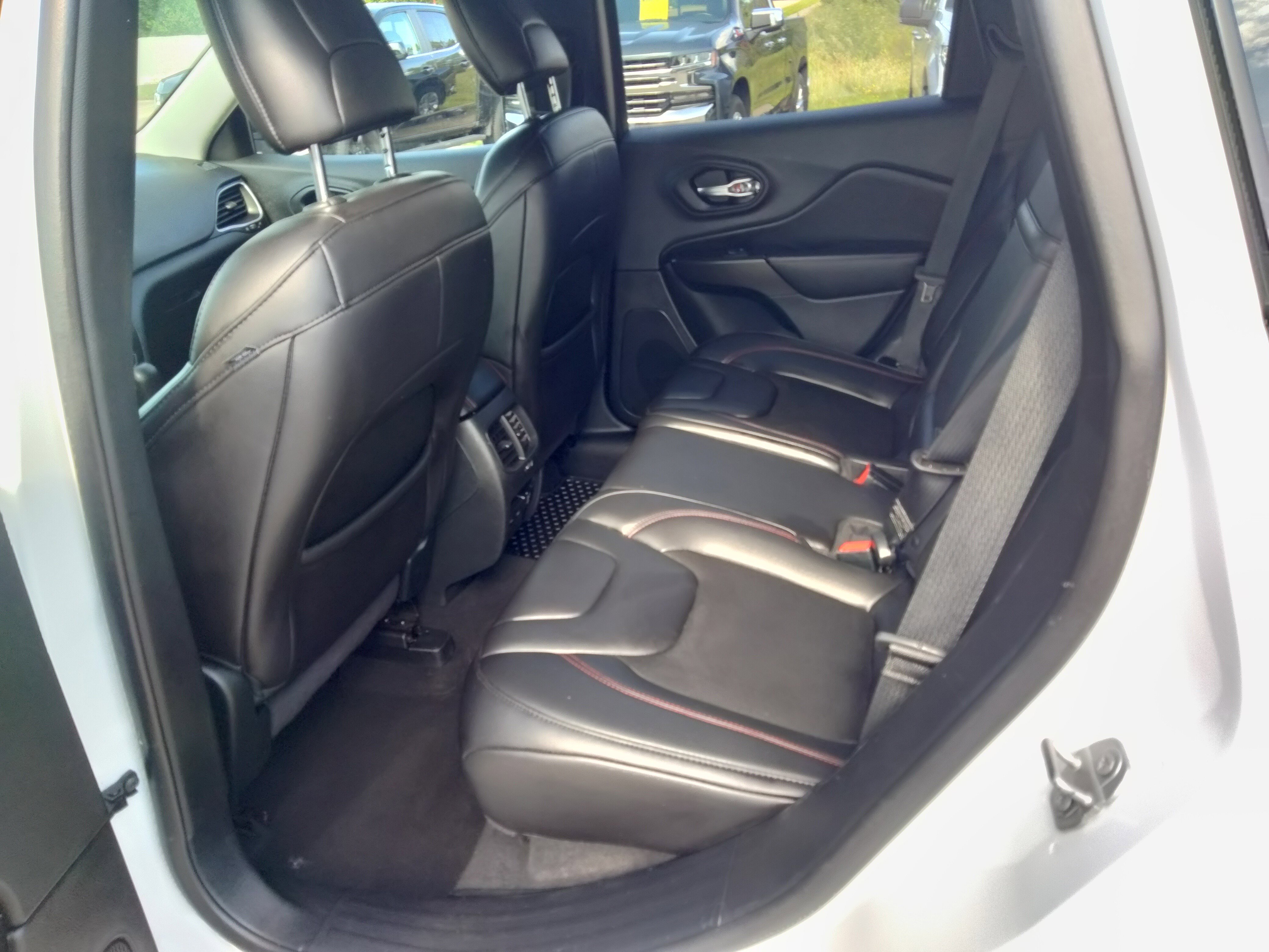 Used 2019 Jeep Cherokee Trailhawk w/ Cold Weather Group image 10