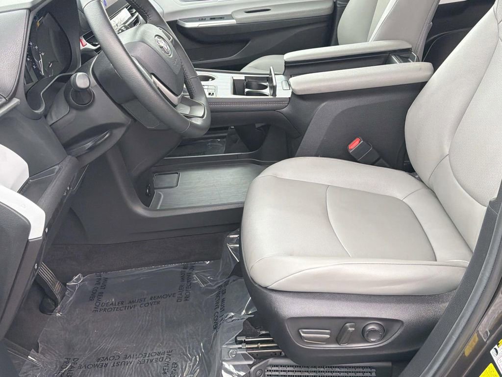 Used 2025 Toyota Sienna XLE image 26