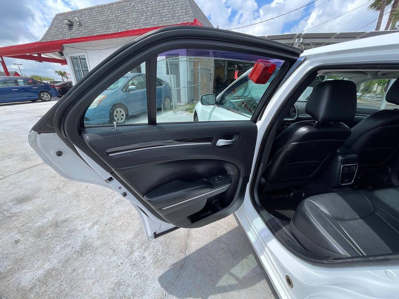 Used 2015 Chrysler 300 Limited RWD image 7