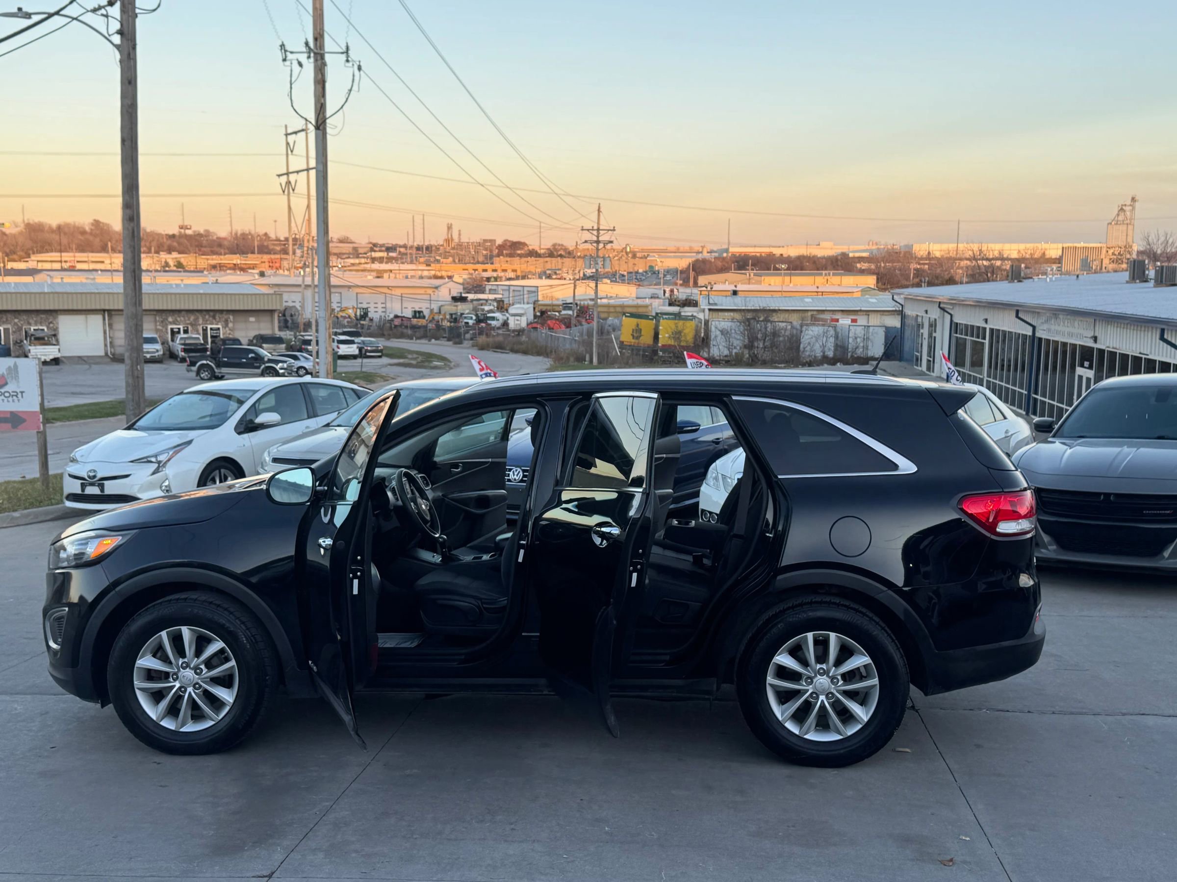 Used 2017 Kia Sorento LX Sport Utility 4D image 25