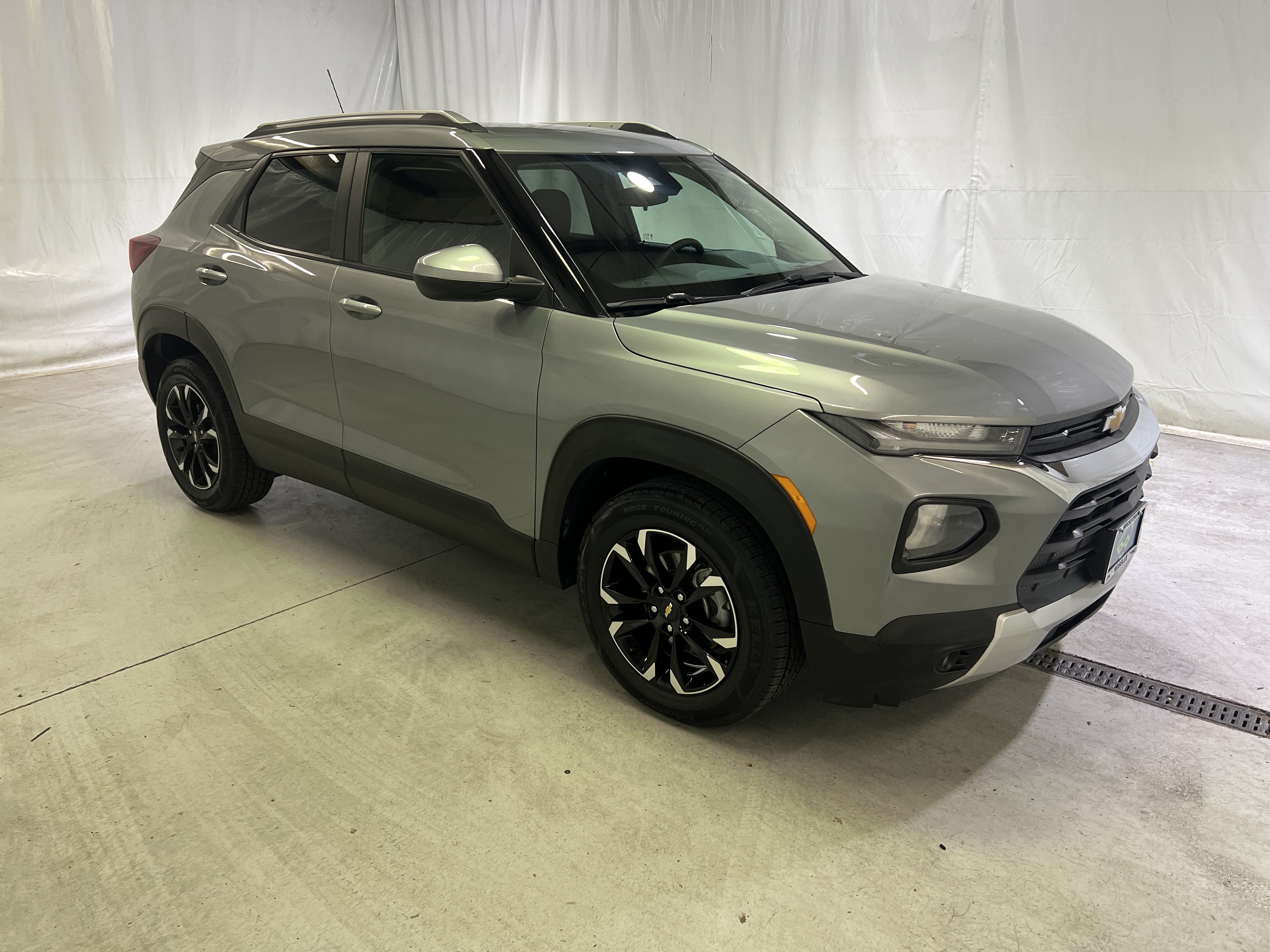 Used 2023 Chevrolet TrailBlazer LT FWD image 2