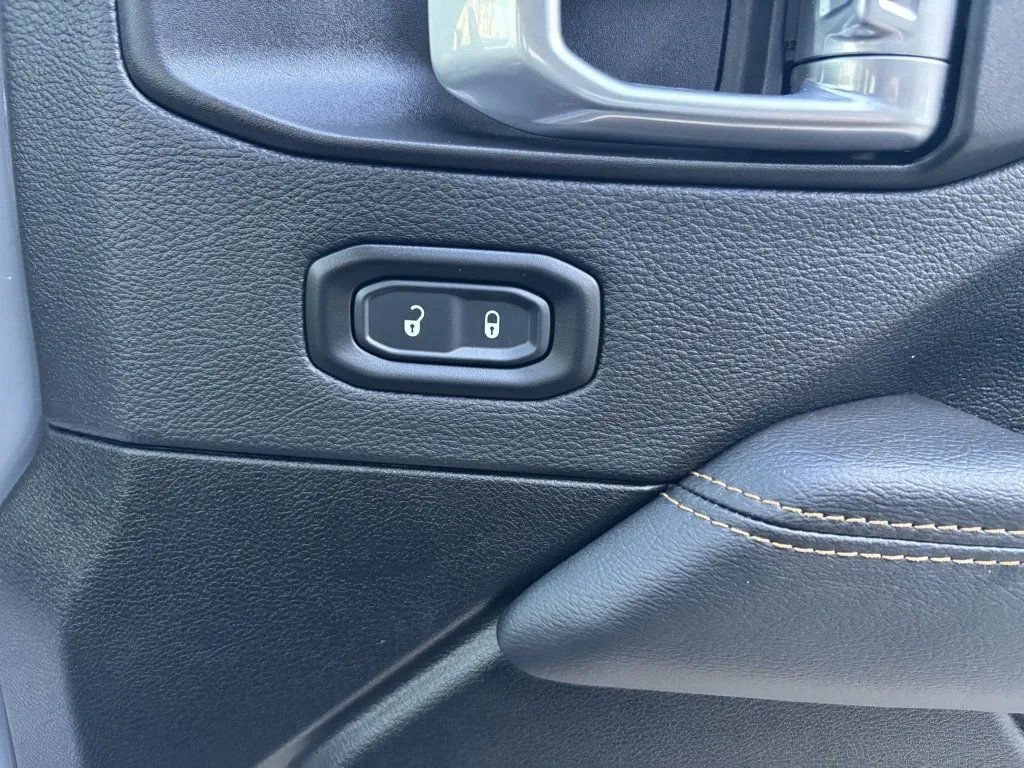 Used 2023 Jeep Wrangler Altitude image 27