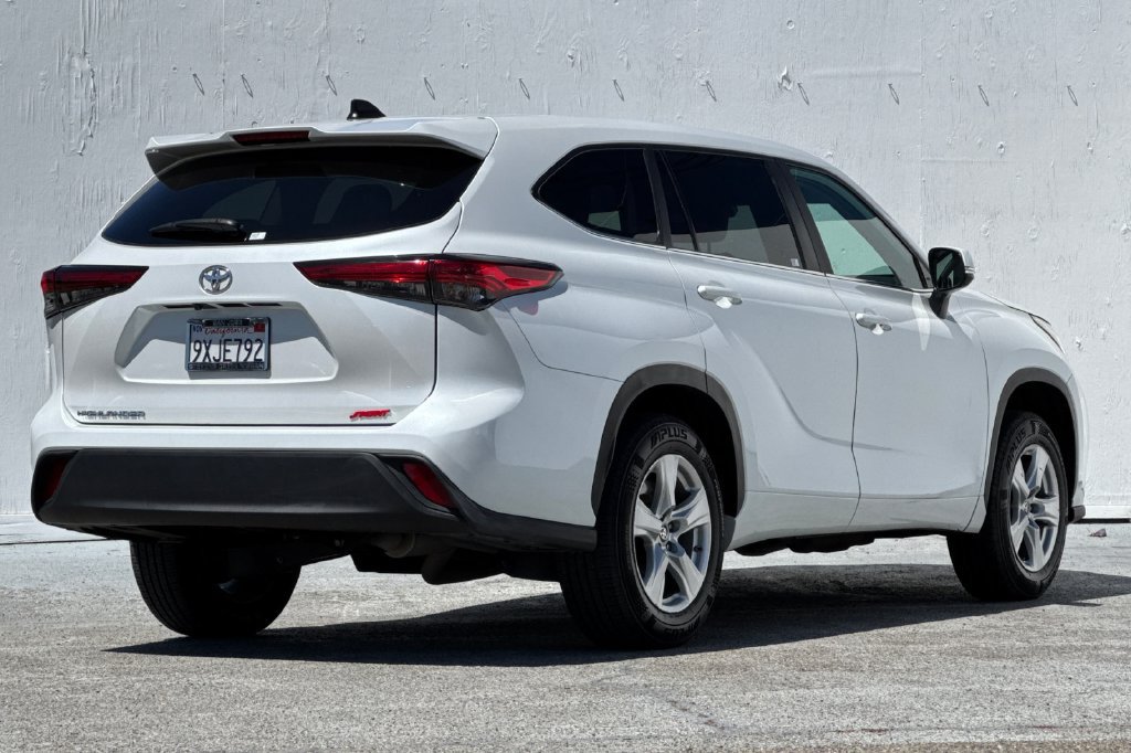 Used 2023 Toyota Highlander L FWD image 3