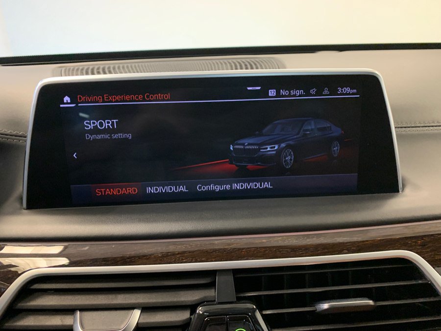 Used 2021 BMW 750i xDrive w/ Executive Package AWD/4WD image 36