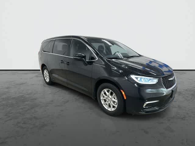 Used 2025 Chrysler Pacifica Select FWD image 5