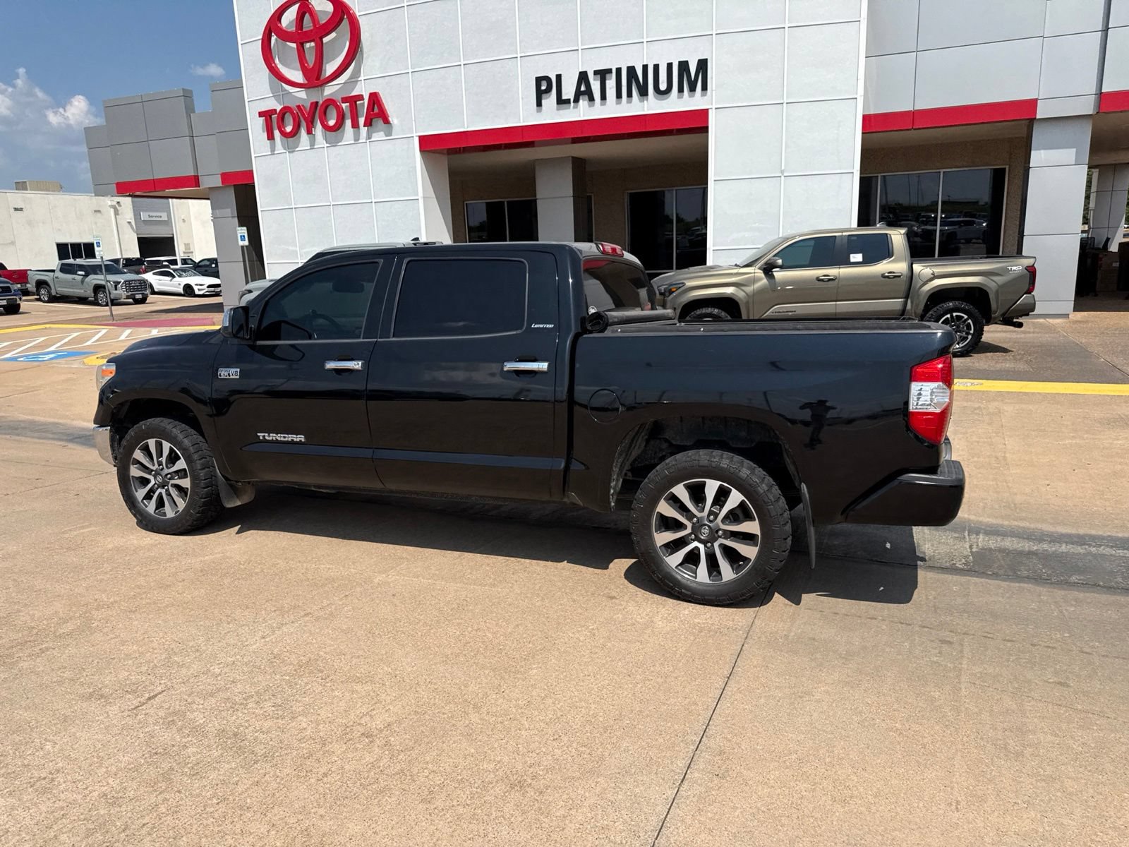 Used 2018 Toyota Tundra Limited w/ Limited Premium Package AWD/4WD image 10