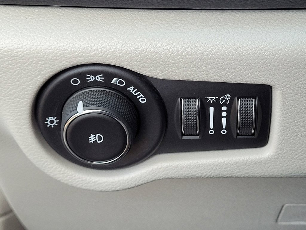 Used 2018 Chrysler Pacifica Touring Plus FWD image 8