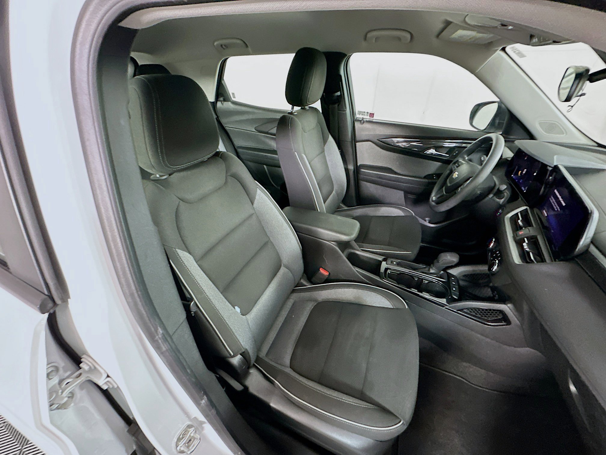 Used 2024 Chevrolet TrailBlazer LS image 30