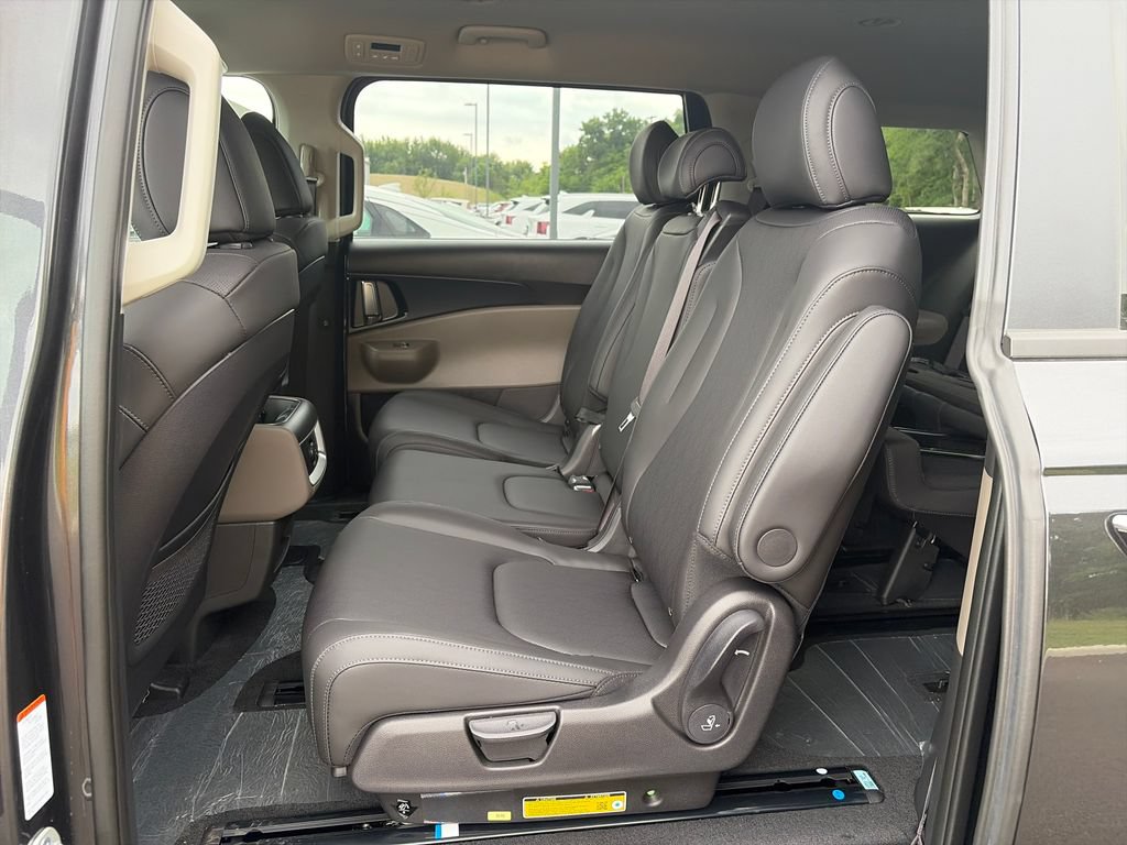 New 2026 Kia Carnival FWD image 24